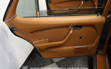 Mercedes-Benz-400-Series-1979-Sedan-33