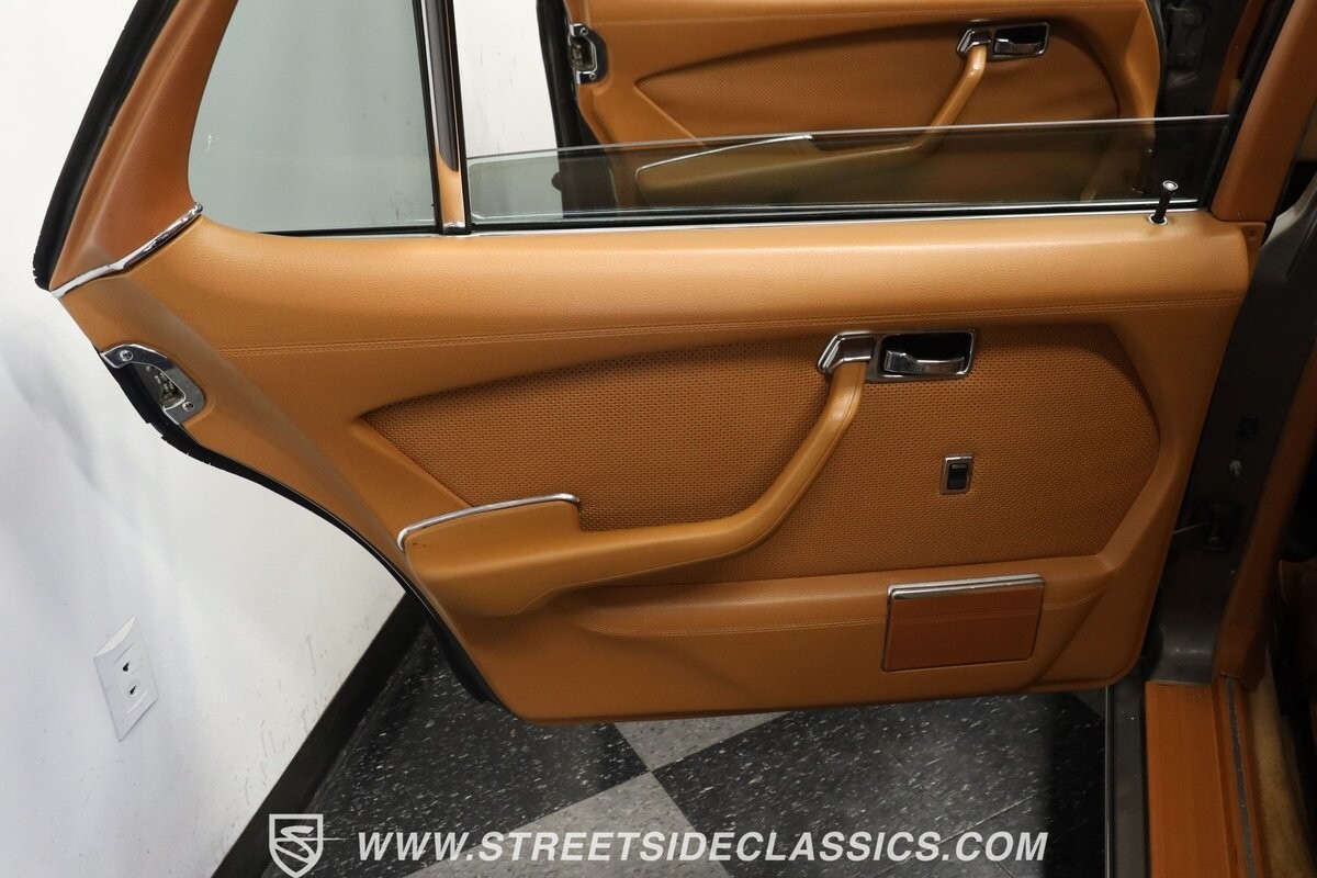 Mercedes-Benz-400-Series-1979-Sedan-33