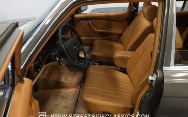 Mercedes-Benz-400-Series-1979-Sedan-35