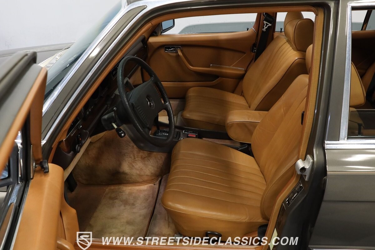 Mercedes-Benz-400-Series-1979-Sedan-35