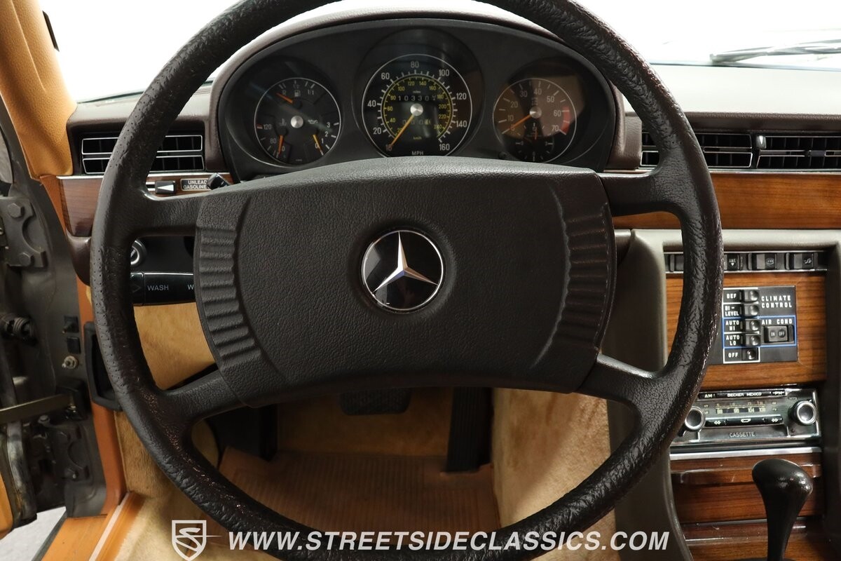 Mercedes-Benz-400-Series-1979-Sedan-36