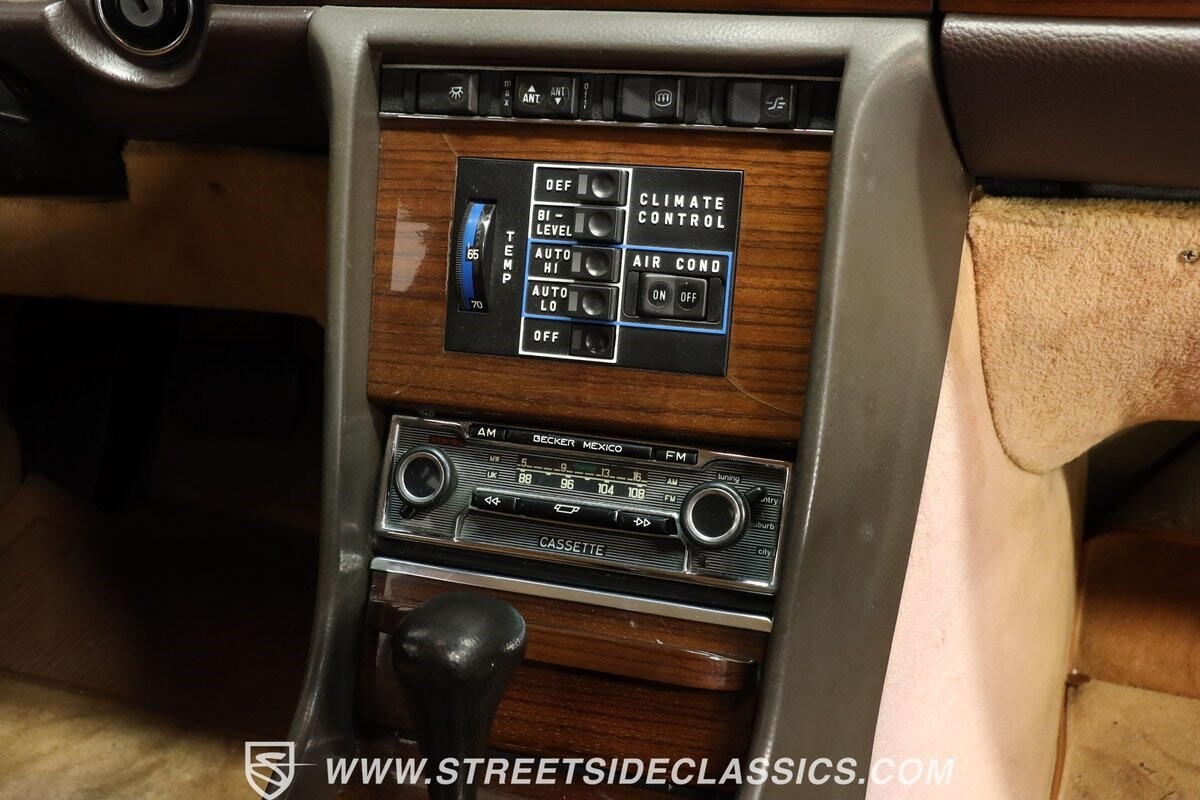 Mercedes-Benz-400-Series-1979-Sedan-39