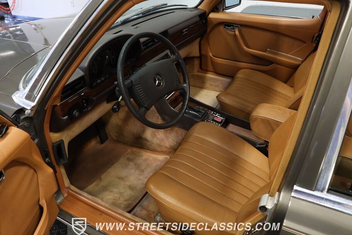 Mercedes-Benz-400-Series-1979-Sedan-4