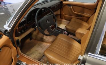 Mercedes-Benz-400-Series-1979-Sedan-4