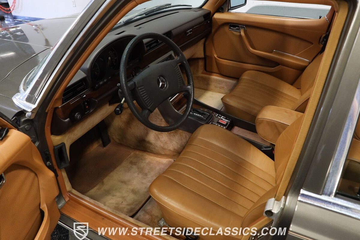 Mercedes-Benz-400-Series-1979-Sedan-4