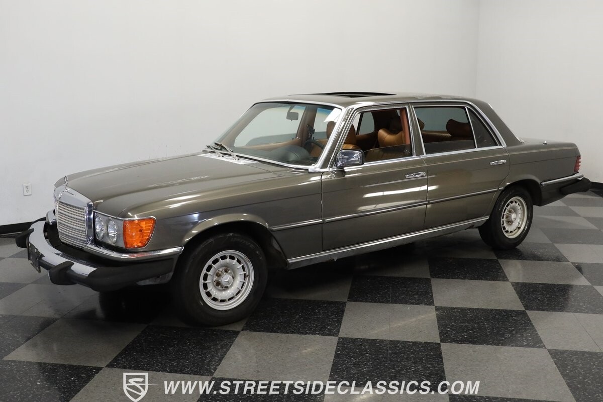 Mercedes-Benz-400-Series-1979-Sedan-5