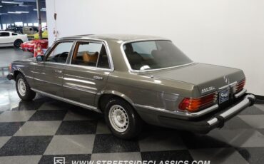 Mercedes-Benz-400-Series-1979-Sedan-6