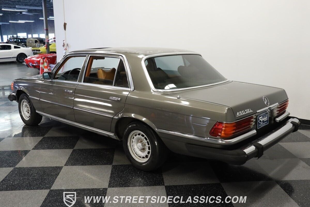 Mercedes-Benz-400-Series-1979-Sedan-6