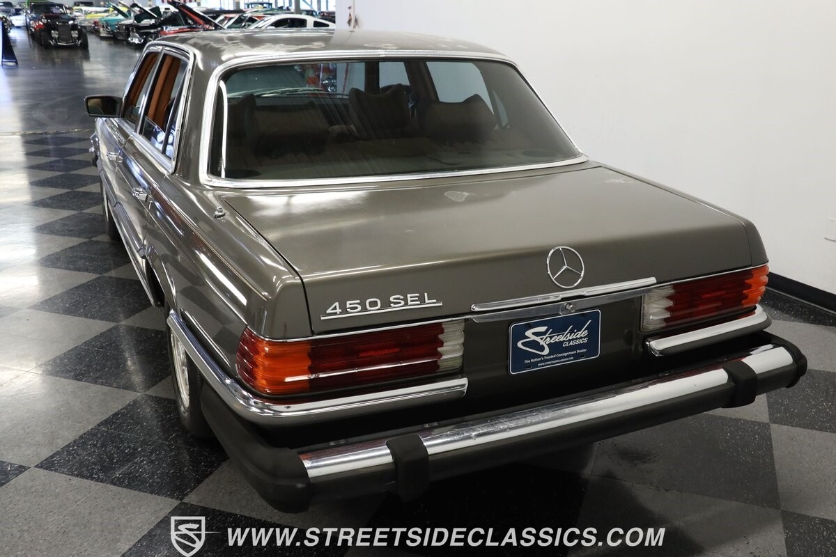 Mercedes-Benz-400-Series-1979-Sedan-7