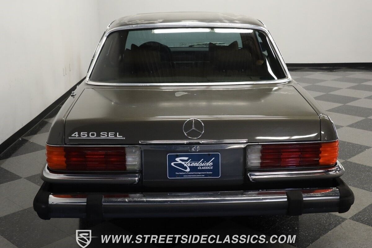 Mercedes-Benz-400-Series-1979-Sedan-8