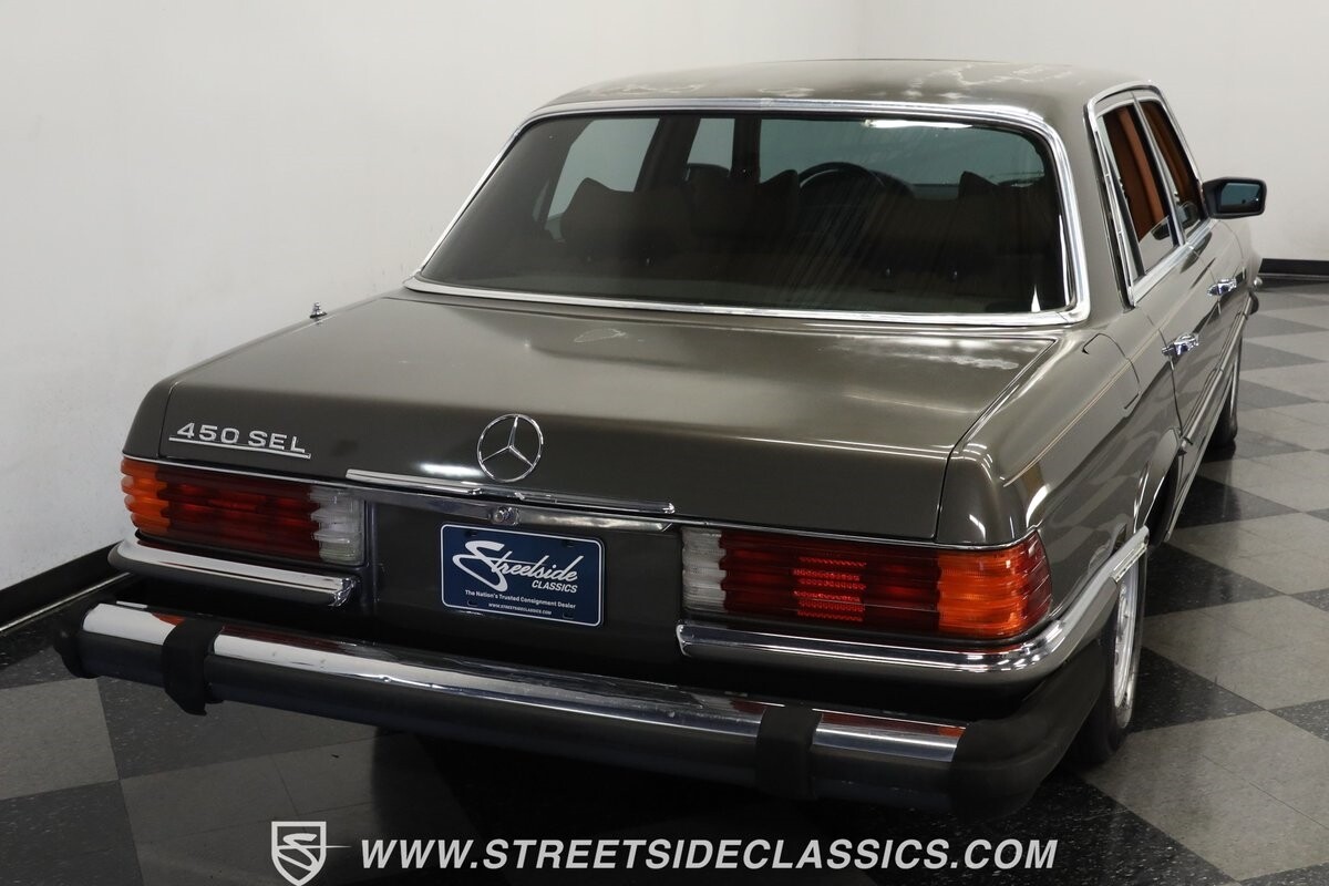 Mercedes-Benz-400-Series-1979-Sedan-9