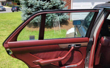 Mercedes-Benz-400-Series-1987-Sedan-1