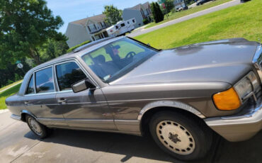 Mercedes-Benz-400-Series-1987-Sedan-10