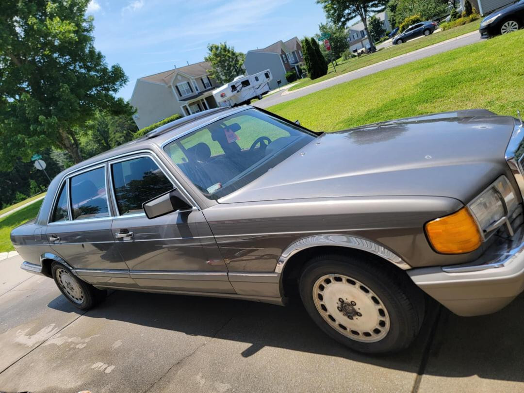 Mercedes-Benz-400-Series-1987-Sedan-10