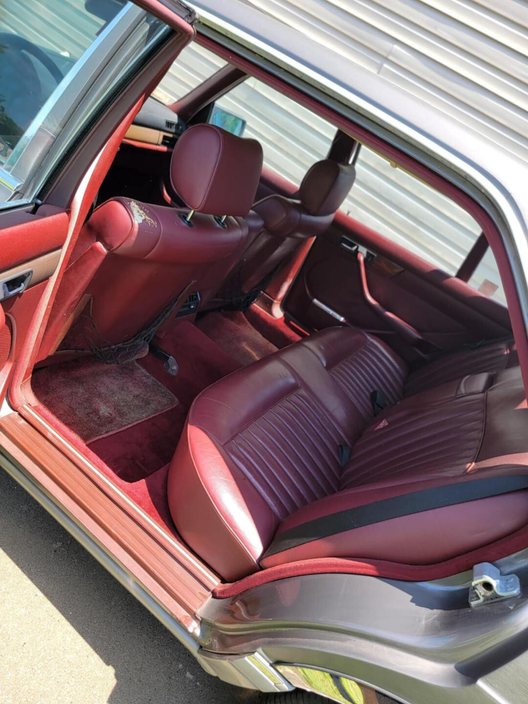 Mercedes-Benz-400-Series-1987-Sedan-11