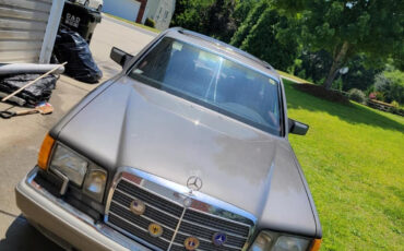 Mercedes-Benz-400-Series-1987-Sedan-12