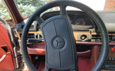 Mercedes-Benz-400-Series-1987-Sedan-13