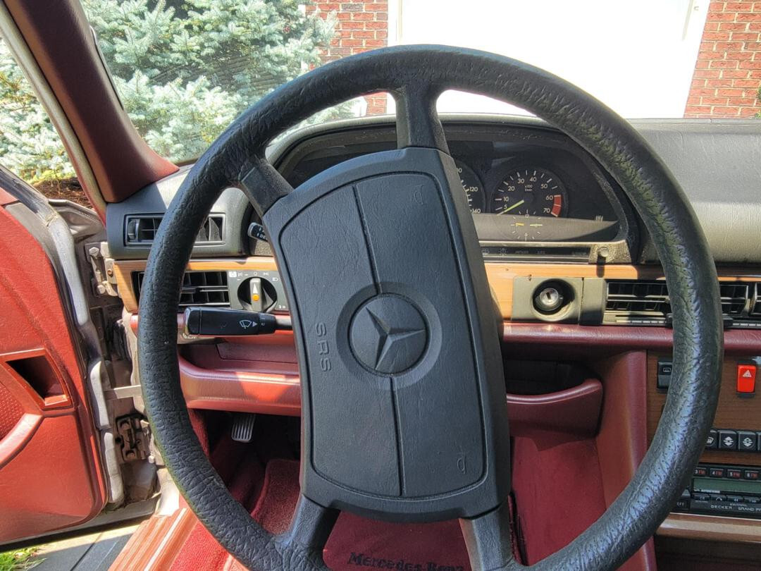 Mercedes-Benz-400-Series-1987-Sedan-13