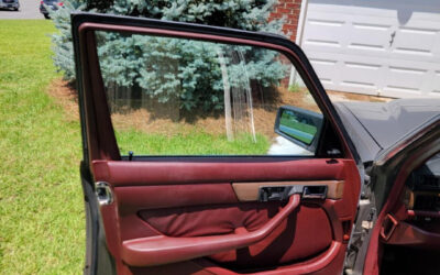 Mercedes-Benz 400-Series 1987 Sedan