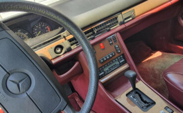 Mercedes-Benz-400-Series-1987-Sedan-2