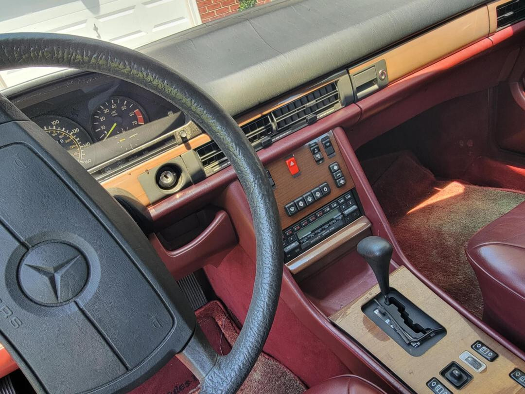 Mercedes-Benz-400-Series-1987-Sedan-2