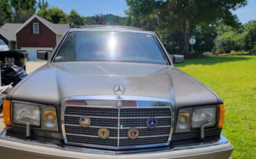 Mercedes-Benz-400-Series-1987-Sedan-3
