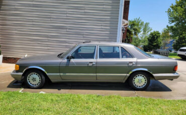 Mercedes-Benz-400-Series-1987-Sedan-4