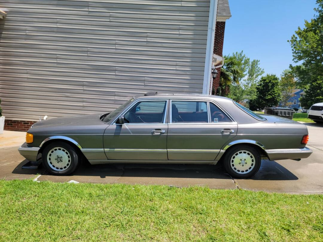 Mercedes-Benz-400-Series-1987-Sedan-4