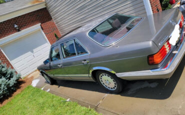 Mercedes-Benz-400-Series-1987-Sedan-5