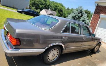 Mercedes-Benz-400-Series-1987-Sedan-8