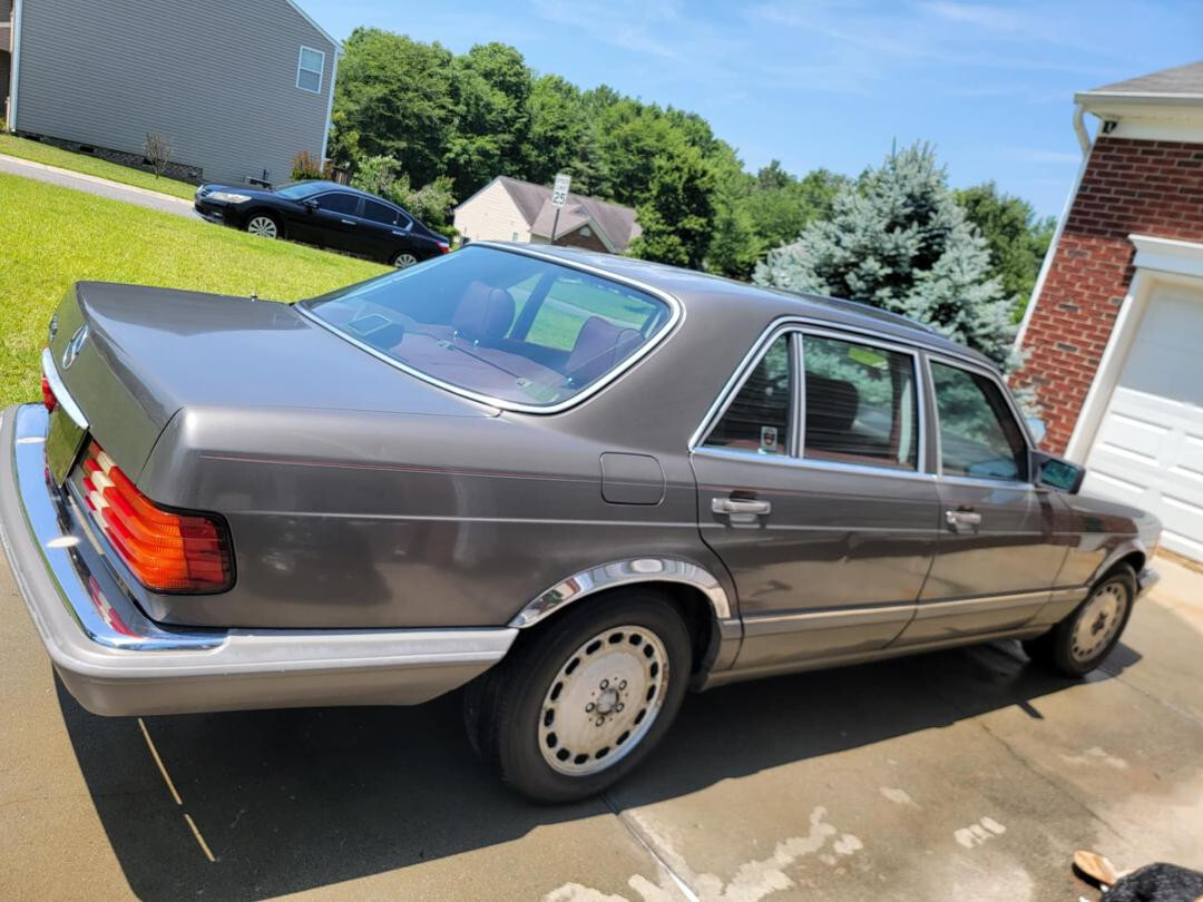 Mercedes-Benz-400-Series-1987-Sedan-8