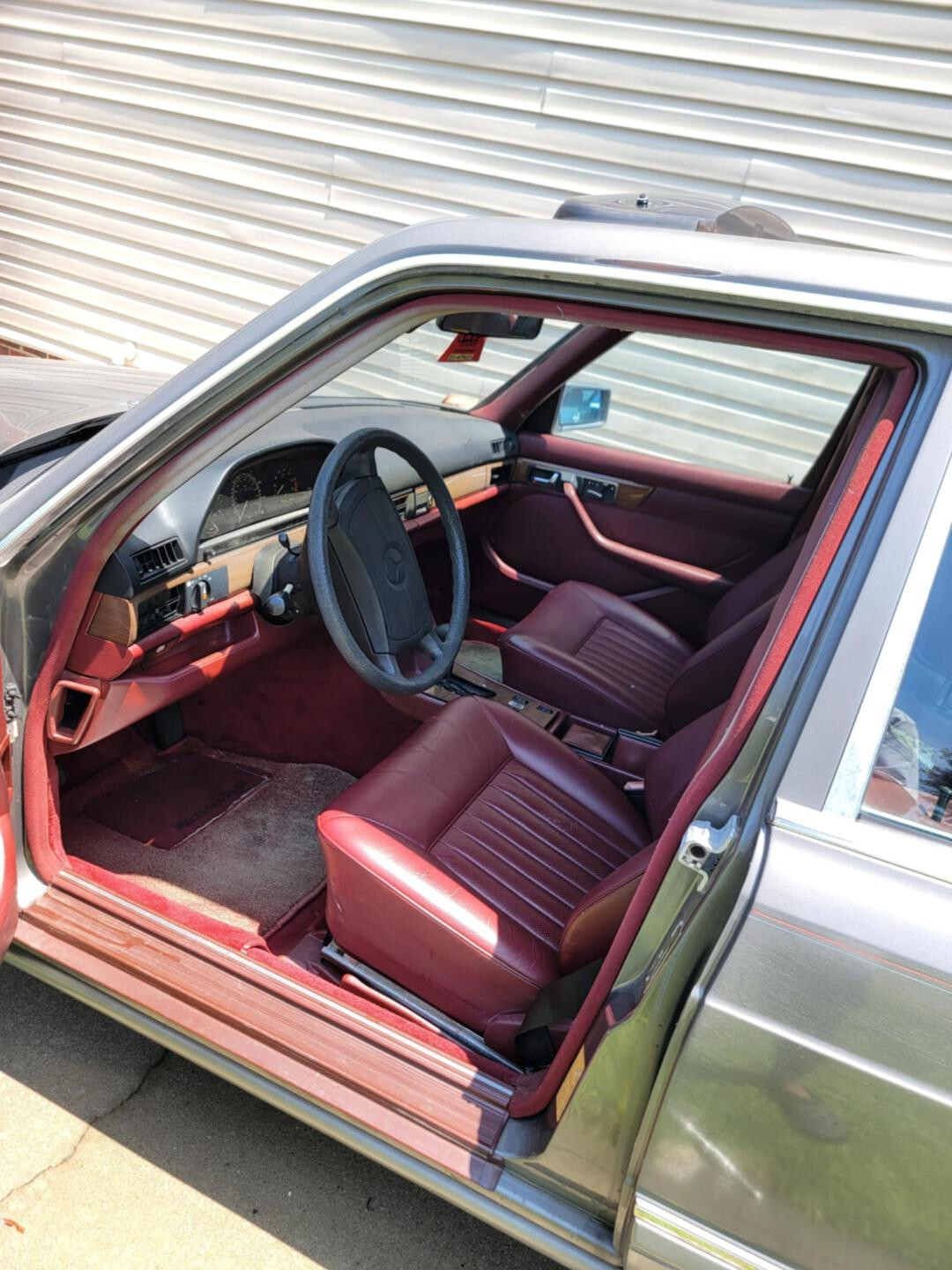 Mercedes-Benz-400-Series-1987-Sedan-9