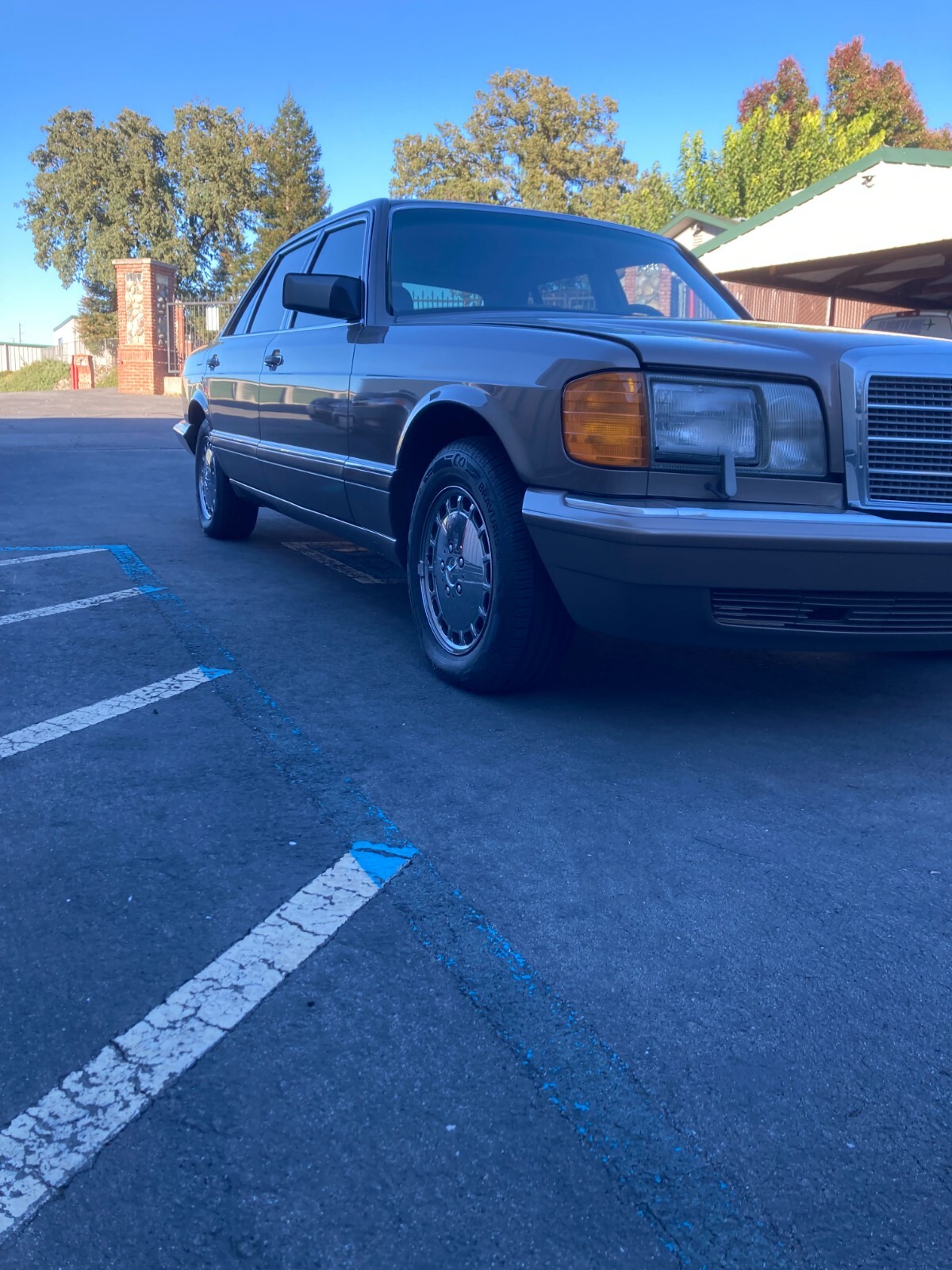 Mercedes-Benz-400-Series-1989-Sedan-1
