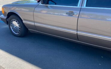 Mercedes-Benz-400-Series-1989-Sedan-10