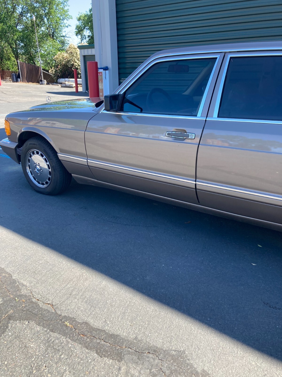 Mercedes-Benz-400-Series-1989-Sedan-10