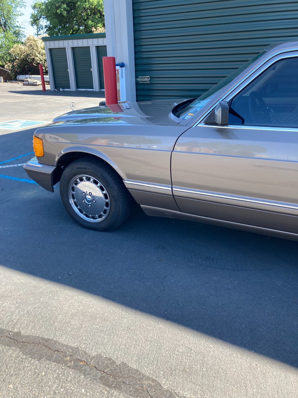 Mercedes-Benz-400-Series-1989-Sedan-11