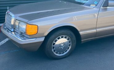 Mercedes-Benz-400-Series-1989-Sedan-12