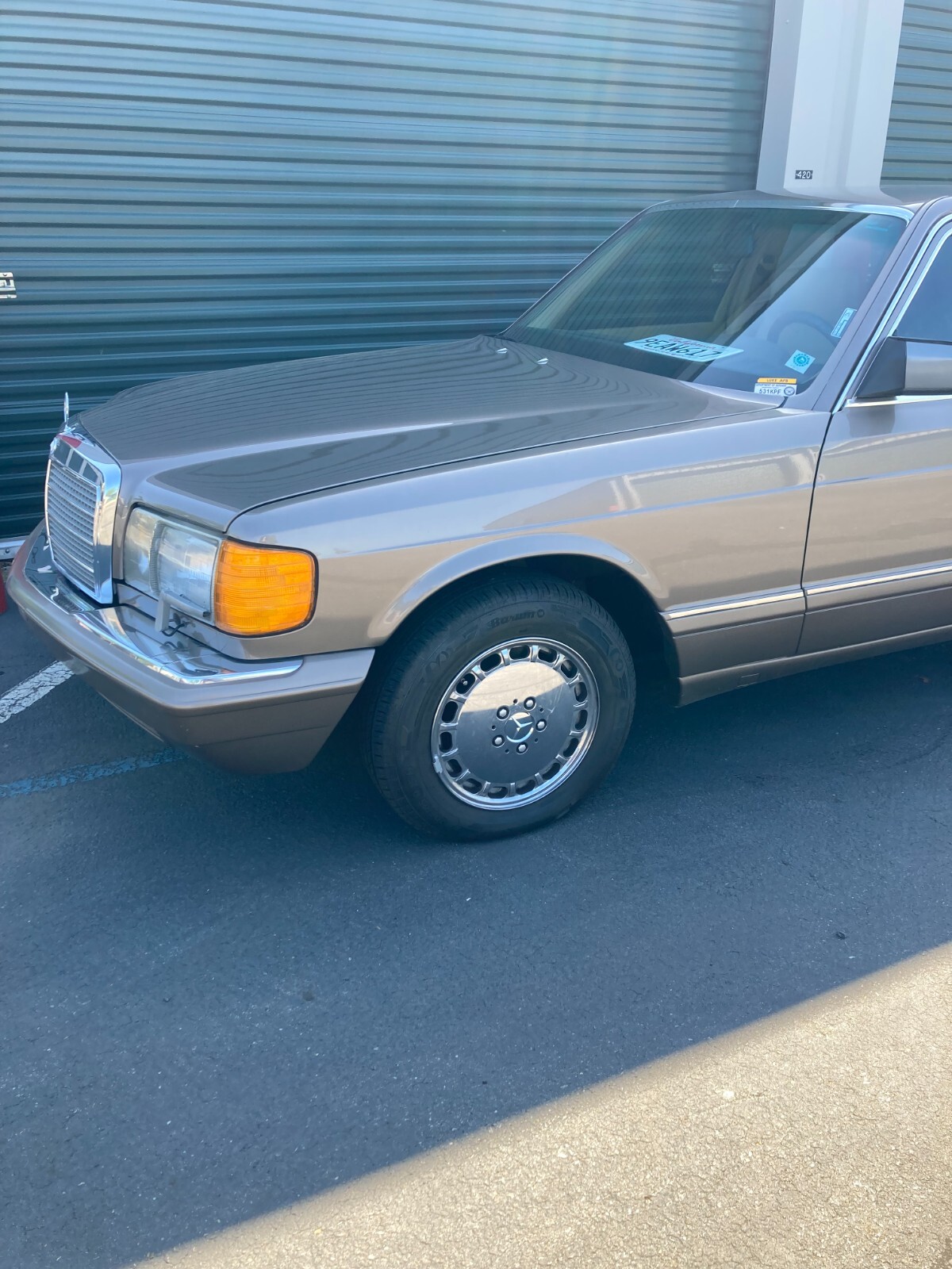 Mercedes-Benz-400-Series-1989-Sedan-12