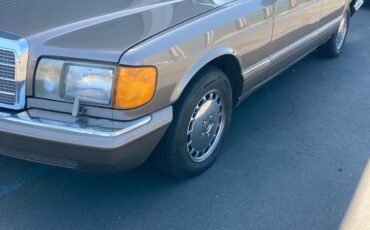 Mercedes-Benz-400-Series-1989-Sedan-13
