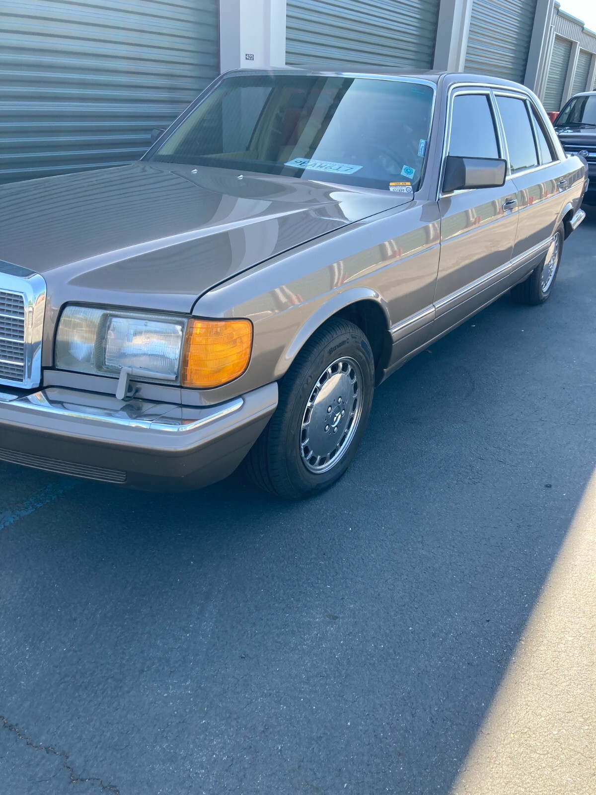 Mercedes-Benz-400-Series-1989-Sedan-13