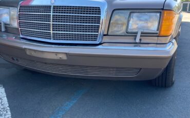 Mercedes-Benz-400-Series-1989-Sedan-14
