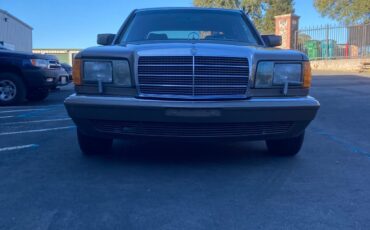 Mercedes-Benz-400-Series-1989-Sedan-2