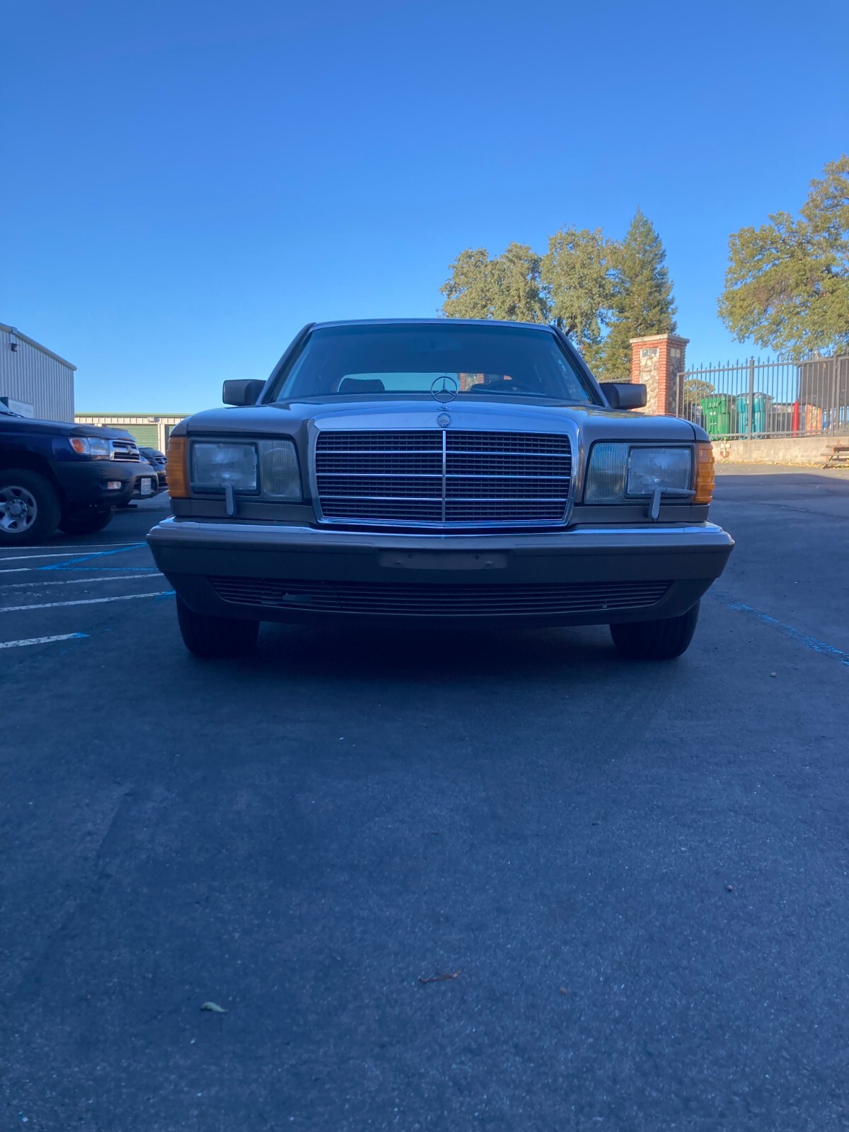 Mercedes-Benz-400-Series-1989-Sedan-2