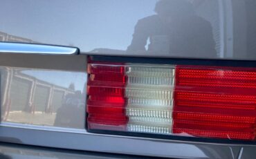 Mercedes-Benz-400-Series-1989-Sedan-22