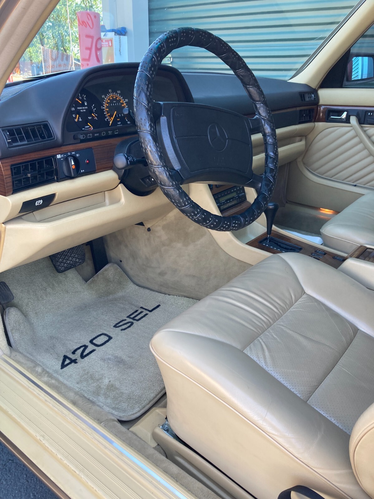 Mercedes-Benz-400-Series-1989-Sedan-26