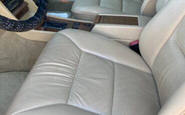 Mercedes-Benz-400-Series-1989-Sedan-27