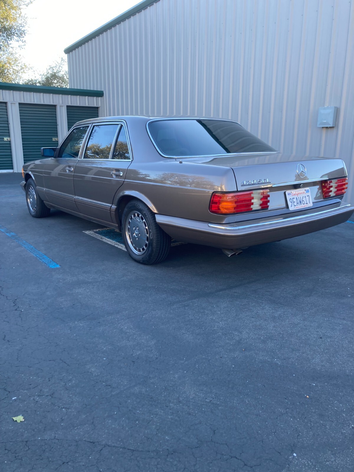 Mercedes-Benz-400-Series-1989-Sedan-3