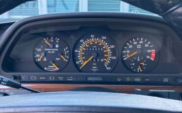 Mercedes-Benz-400-Series-1989-Sedan-33