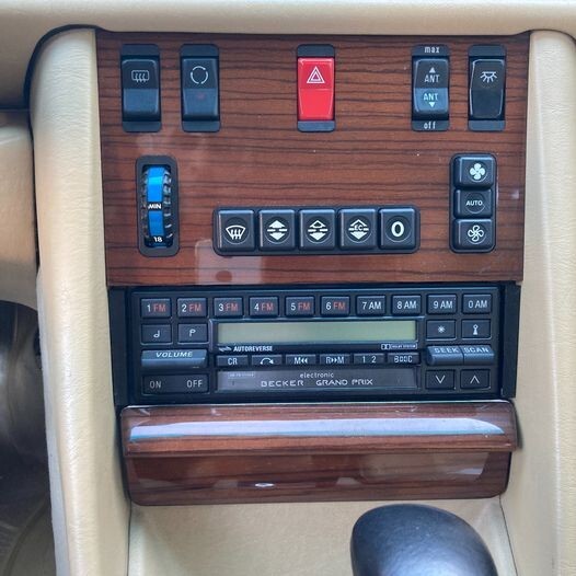 Mercedes-Benz-400-Series-1989-Sedan-34