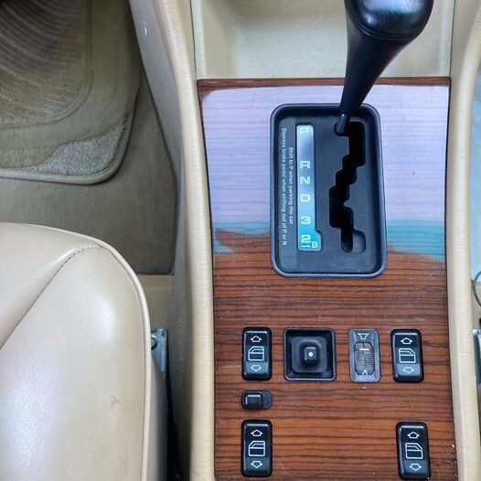 Mercedes-Benz-400-Series-1989-Sedan-35